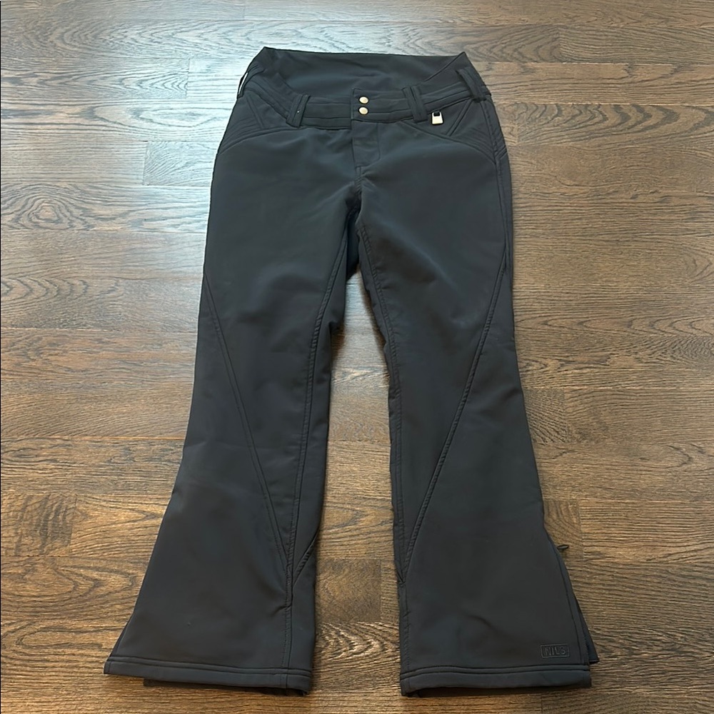 NILS Betty black ski pants size 4 short